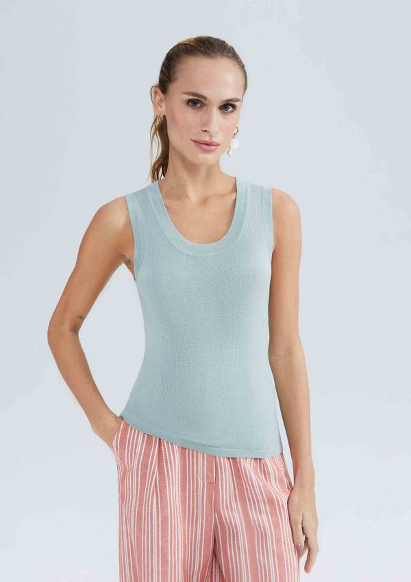 Regata Feminina Slim Decote U Em Tricô De Viscose - Verde XP