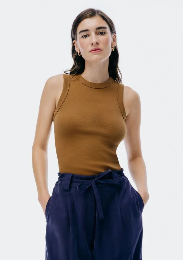 Regata Básica Feminina Slim Neck - Marrom M