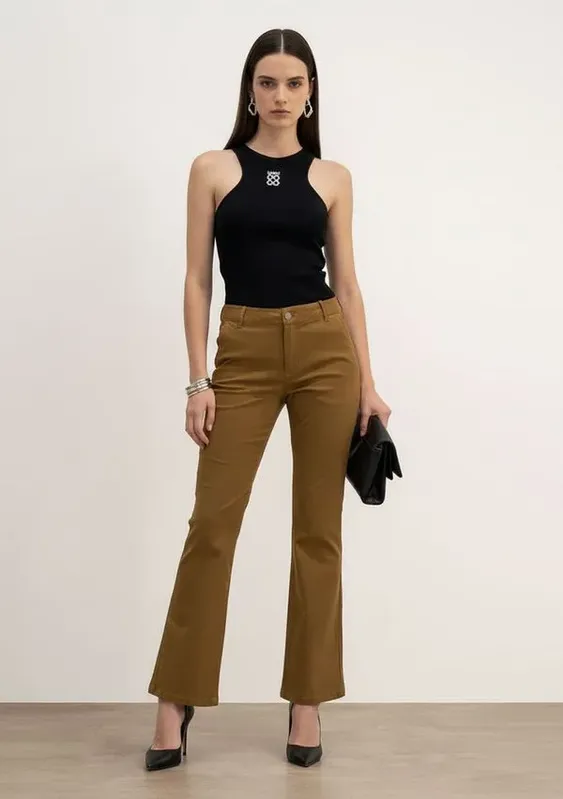 Calça Boot Cut Média Marrom 42