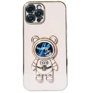Capa Com Suporte De Astronauta Galvanizado Compatível Com Iphone Modelo:12 Promax;cor:dourado.