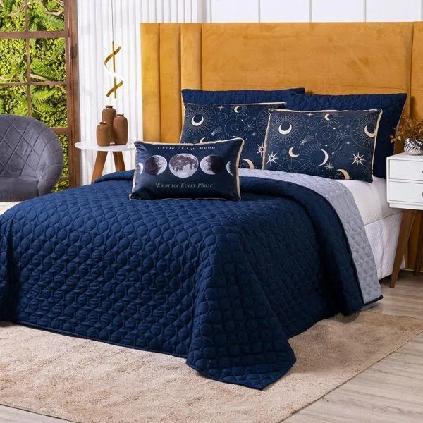 Kit Cobre Leito Colcha Queen Astros Azul Marinho Com Almofada Estampada 06 Peças - 300 Fios