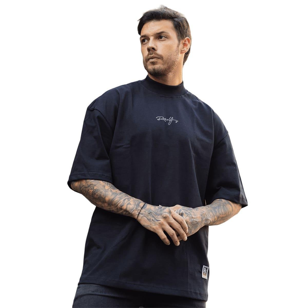Camiseta Oversized Gola Alta Aplique Assinatura Streetwear Confortavel Masculina Preto