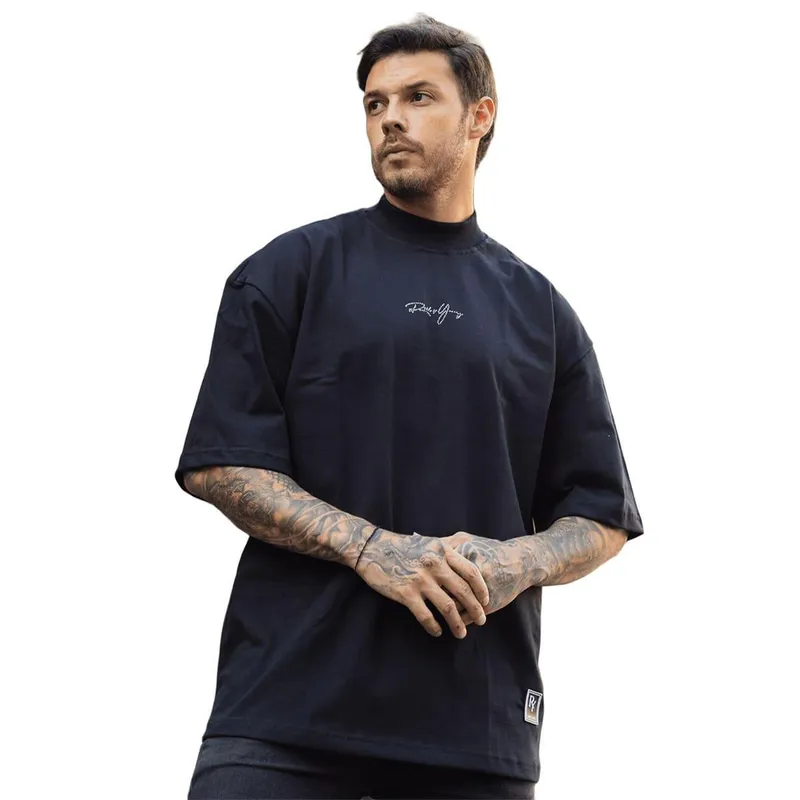 Camiseta Oversized Gola Alta Aplique Assinatura Streetwear Confortavel Masculina Preto