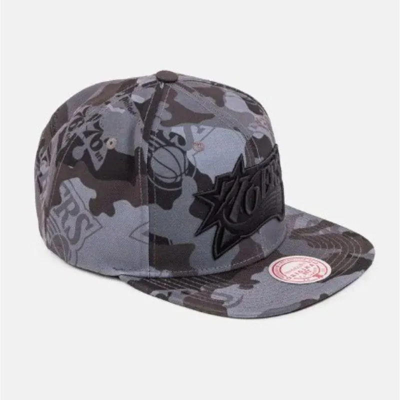 Boné Mitchell & Ness NBA Camuflado Philadelphia 76ERS Preto - ÚNICO