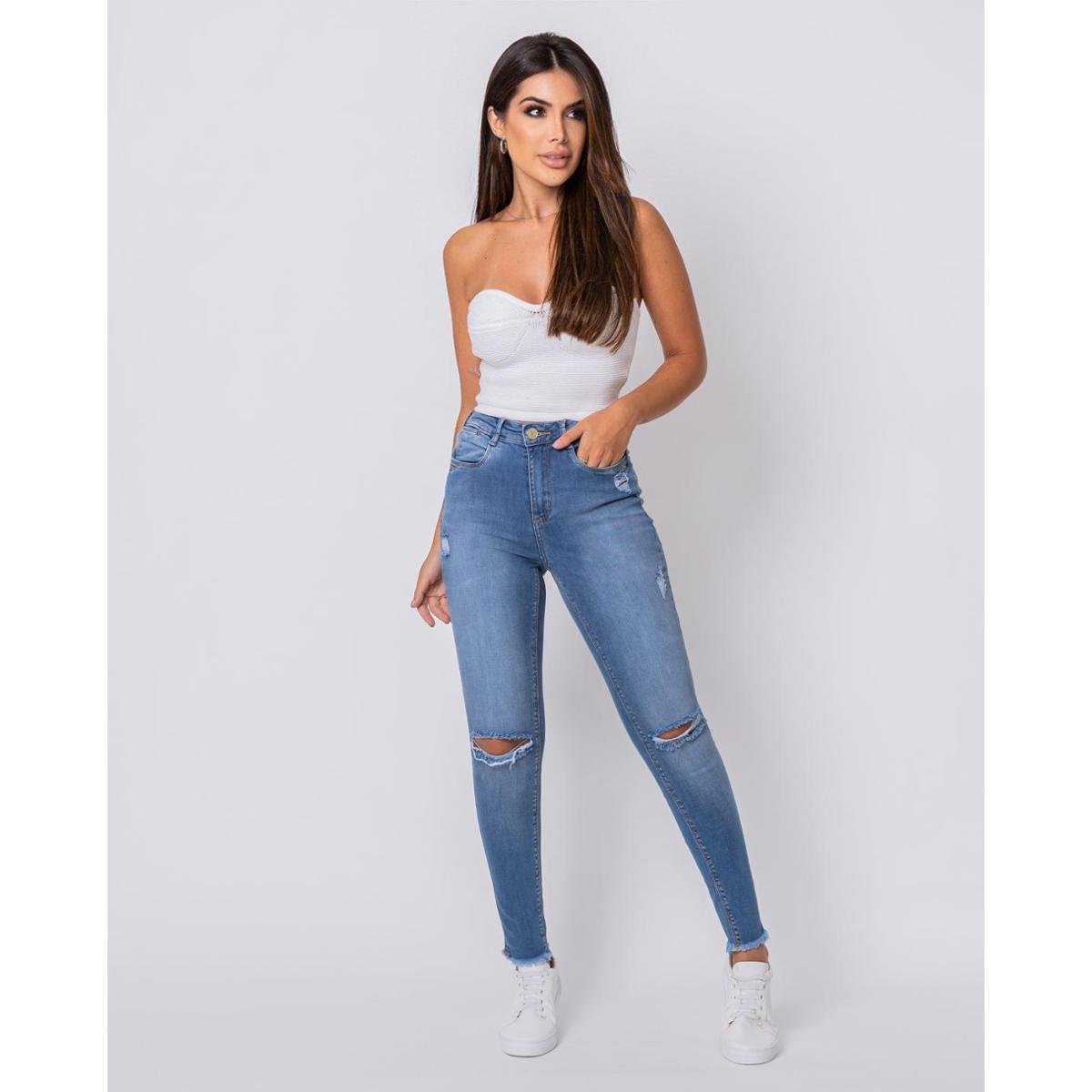 CALÇA JEANS FEMNINA CINTURA MÉDIA COM ABERTURA LATERAL NA BARRA