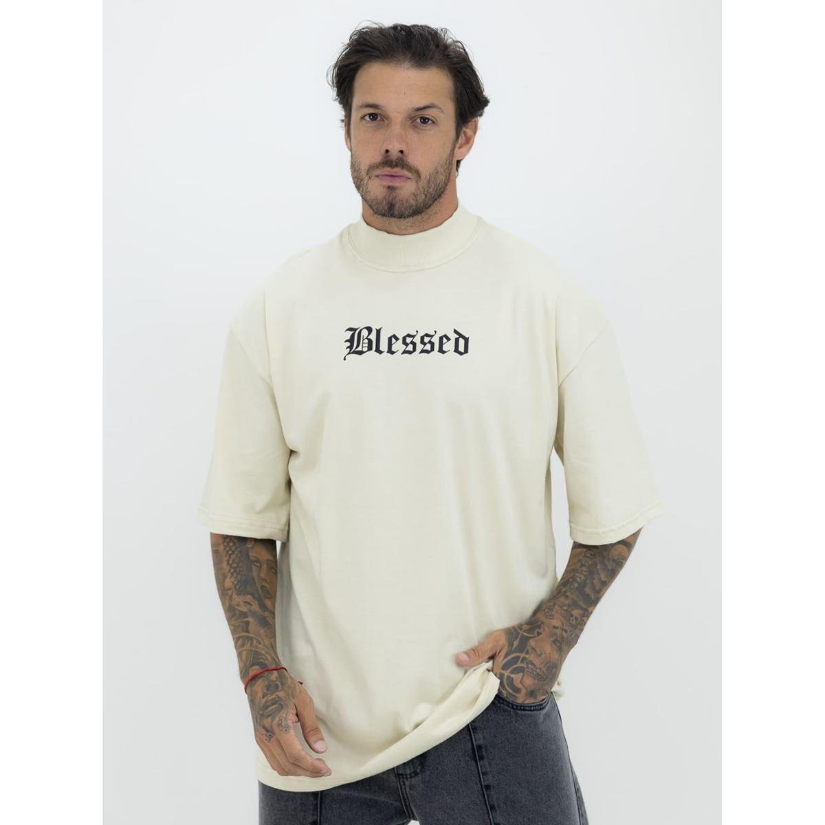 Camiseta Oversized Gola Alta Estampa Abençoado Streetwear Algodão Premium Creme
