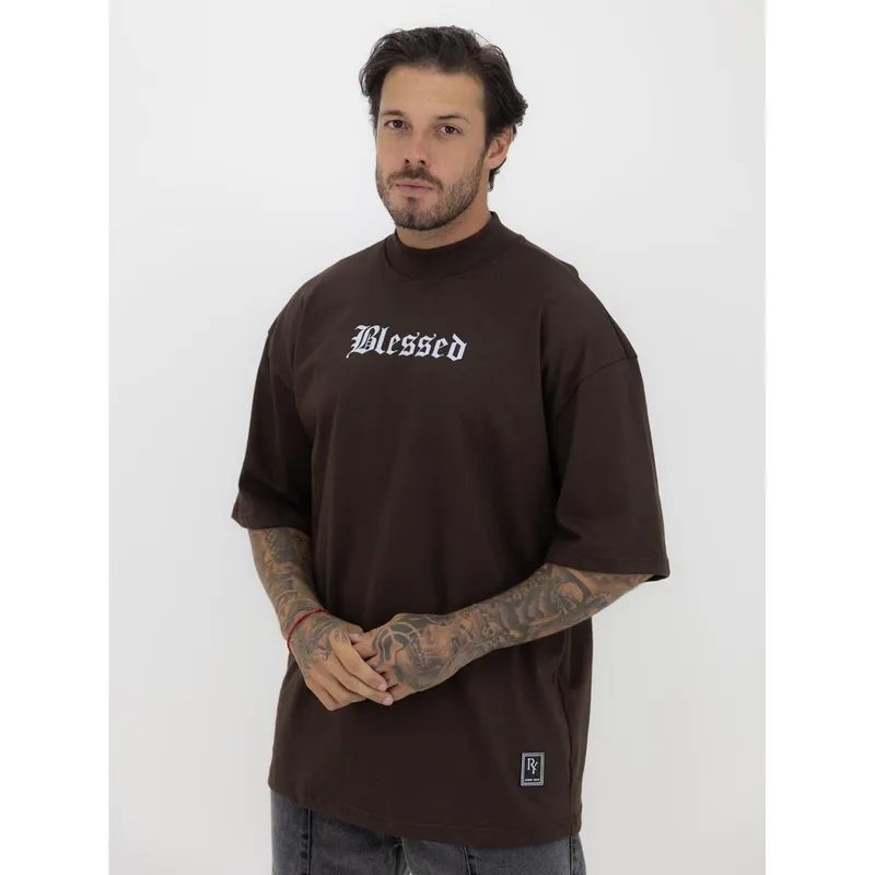 Camiseta Oversized Gola Alta Estampa Abençoado Streetwear Algodão Premium Marrom