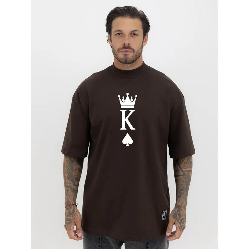 Camiseta Camisa Oversized Gola Alta Estampa Rei de Copas Streetwear Algodão Premium Marrom
