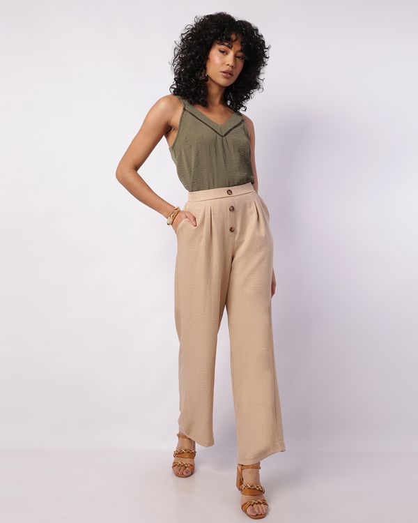 Calça Feminina Reta Berry & Co.com Botões e Pregas Bolsos Bege P