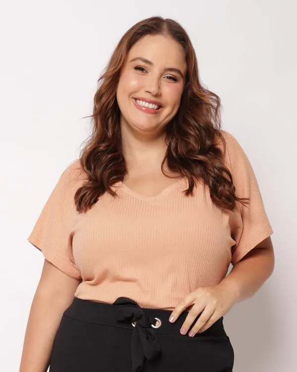 Blusa Plus Size Feminina Canelada Decote V Manga Curta Bege G2