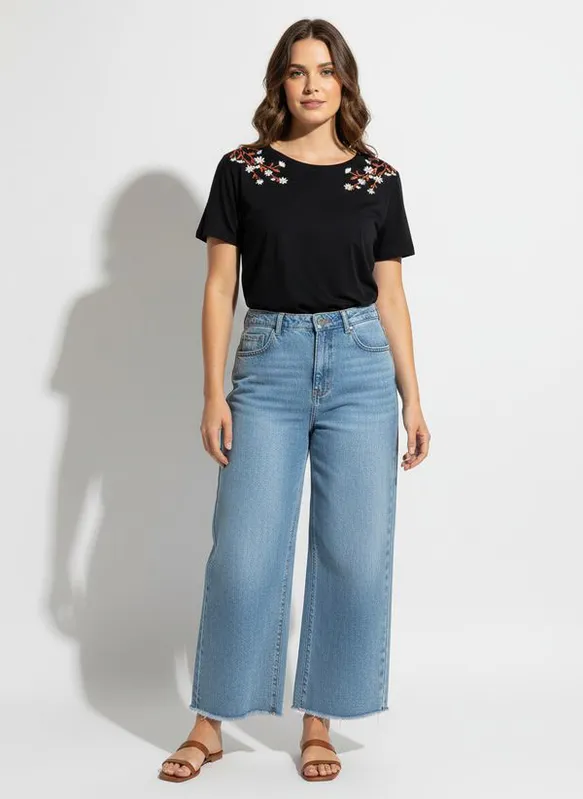 Blusa T-Shirt em Malha De Algodão com Bordado Floral Preta GG