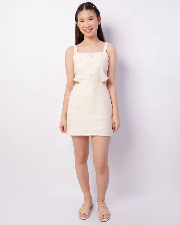 Vestido Juvenil Curto Alcinha Recorte Vazado Aplicação Off White 14