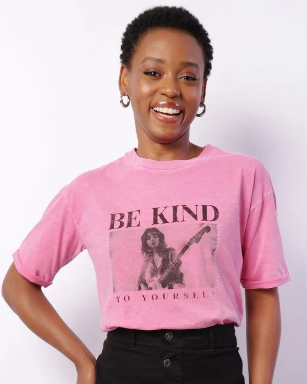 Camiseta Feminina Estampa Garota Guitarra Manga Curta Rosa M