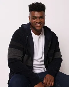 Jaqueta Plus Size Masculina Tricô com Capuz Bolsos Listrado Marinho G2