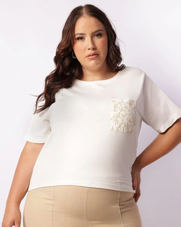 Camiseta Plus Size Feminina Cropped Com Bolso Off White G2