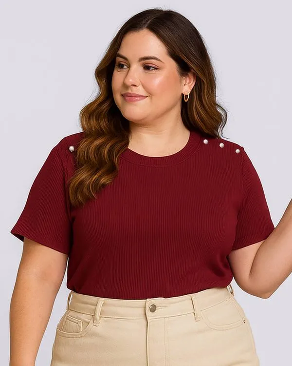 Blusa Plus Size Feminina Canelada Pérolas Manga Curta Vinho G1