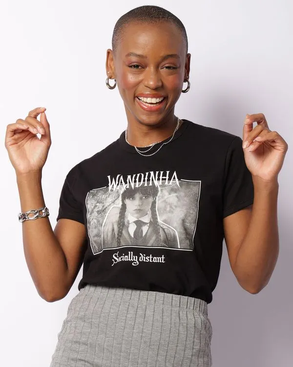Camiseta Feminina Wandinha Manga Curta Preta M