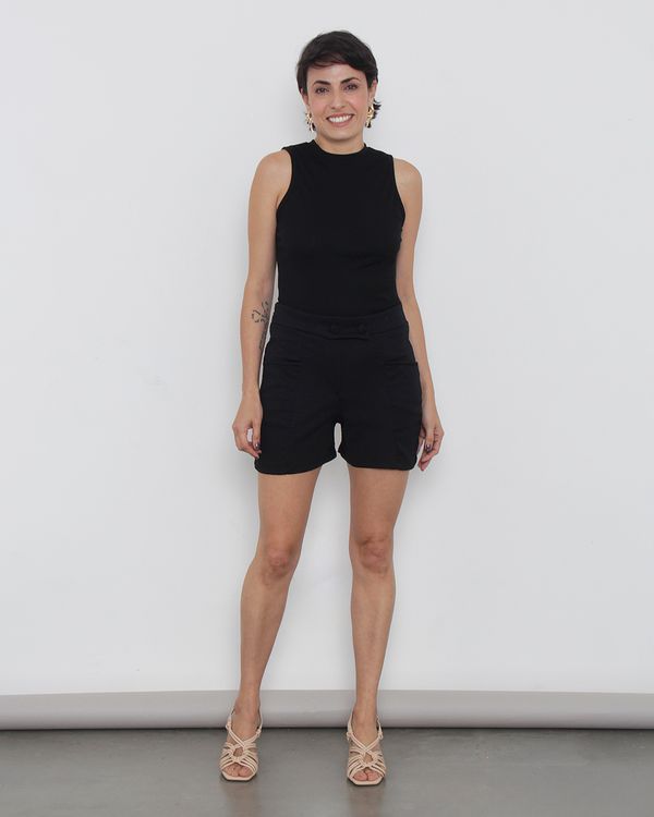 Short Feminino Curto Crepe Bolso E Botões Frontais Preto G