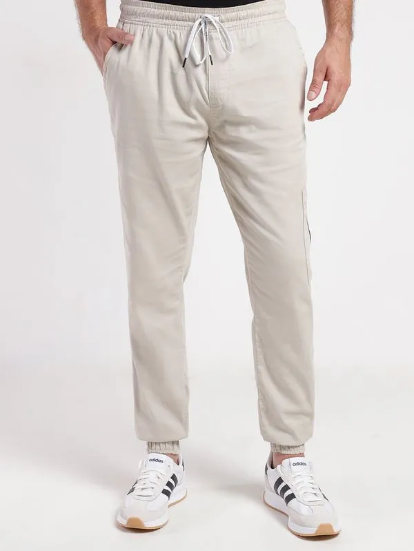 Calça Sarja Jogger Bolso Cargo Masculina AREIA 38
