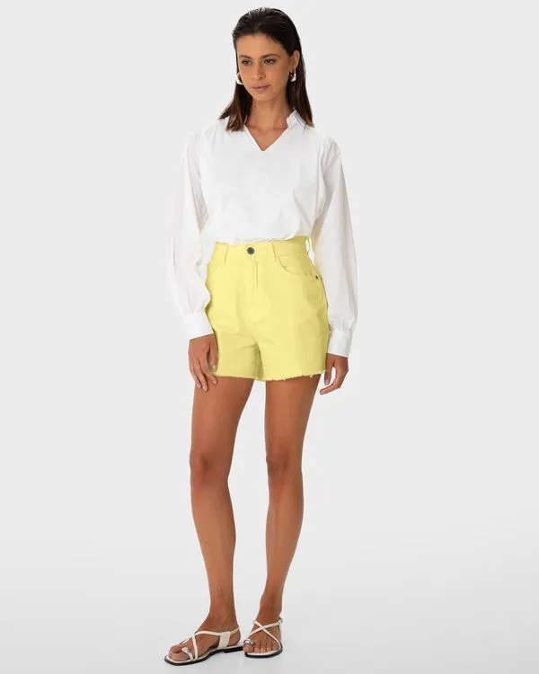 Shorts Feminino Mom Cintura Alta Barra Desfiada Em Sarja Stretch - ENFIM Amarelo - 40