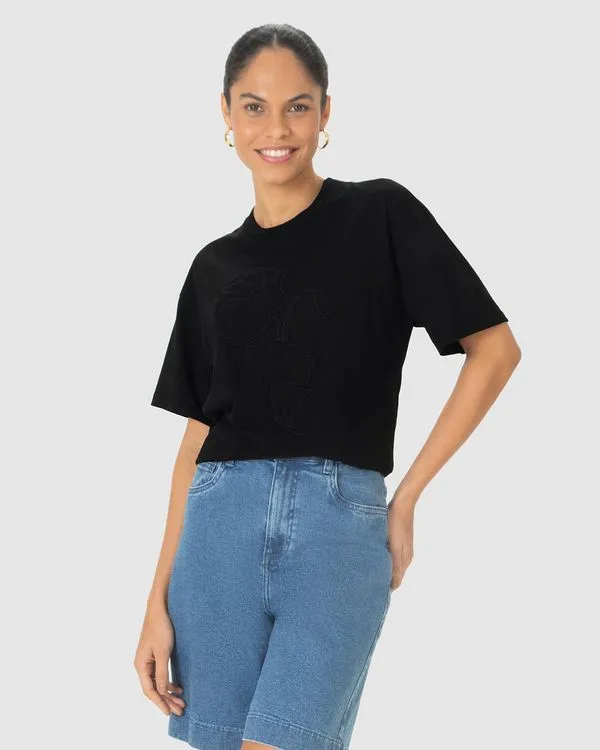 Camiseta Ampla Feminina Bordado De Flor Frontal Em Algodão Preto - XGG
