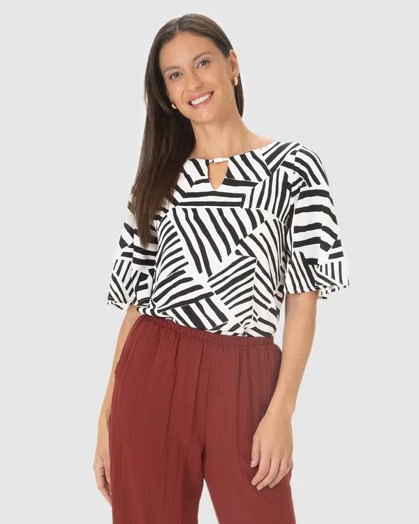 Blusa Bata Feminina Decote Detalhe Vazado Em Viscolinho Texturizado Preto - G