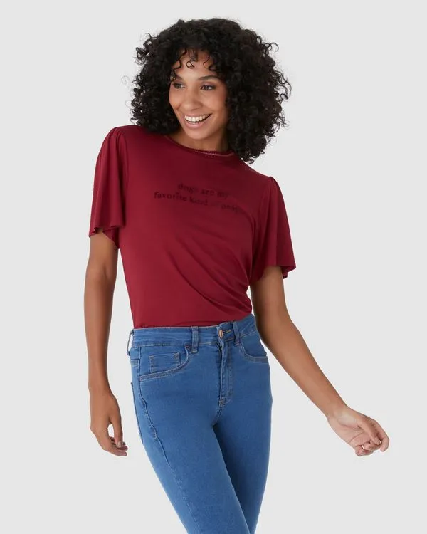 Camiseta Feminina Gola Retilínea Estampa Lettering Dogs Em Viscose Stretch Vermelho - GG