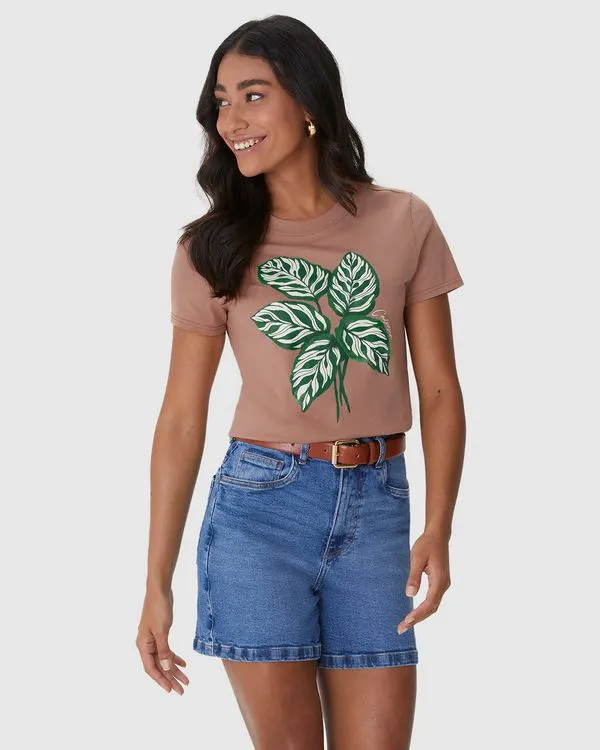 Camiseta Feminina Ilustração Frontal Especial Plantas Em Algodão Marrom - GG