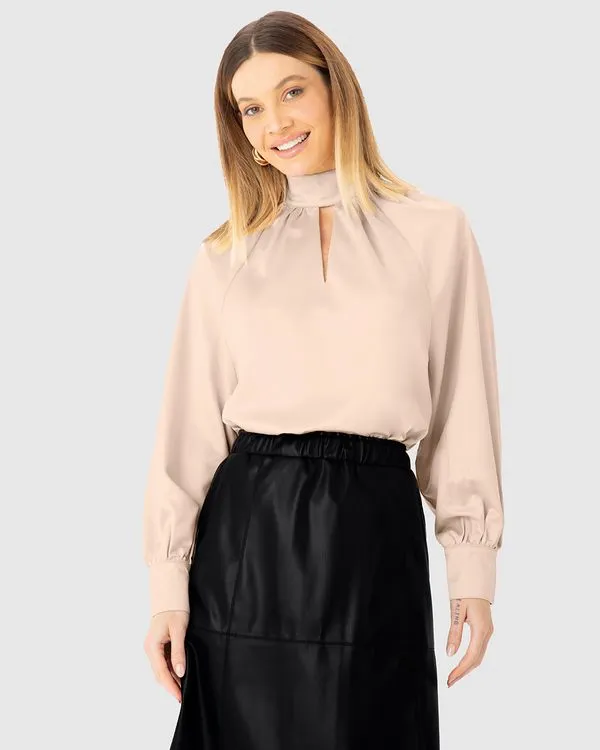 Blusa Feminina Decote Com Recorte E Gola Em Cetim - ENFIM Marrom - M