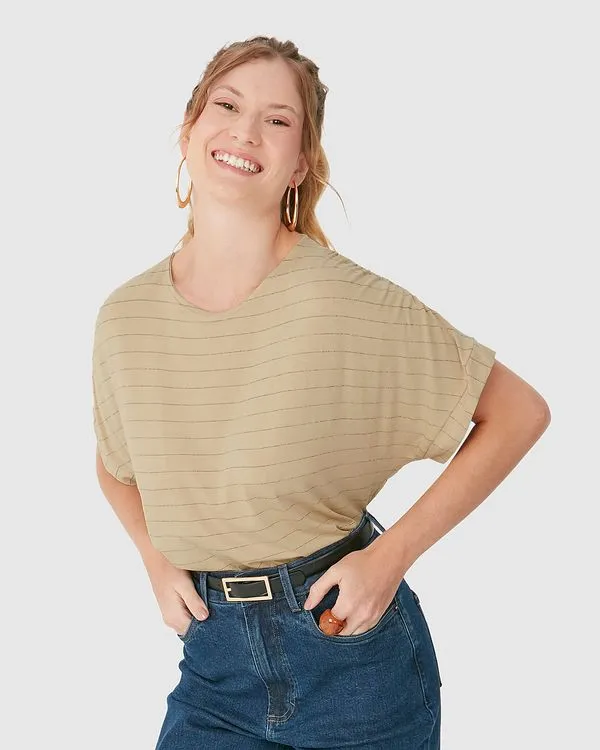 Blusa Ampla Feminina Listrada Manga Curta Em Malha Viscose Texturizada Bege - G