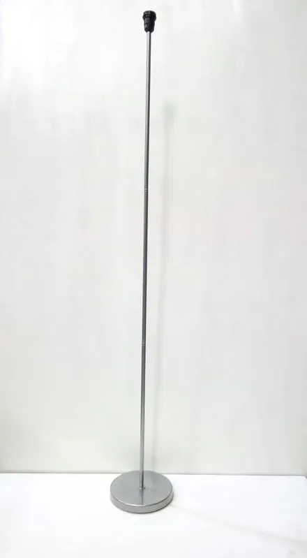 Luminária 1 Lâmpada de Chão Vertical 100W Alumínio Vmc 8009 Prata Bivolt