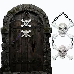 Decoração de Halloween para Pendurar com 2 Caveiras e Ossos Realistas Acorrentadas em Plástico Enfeite de 1 metro -