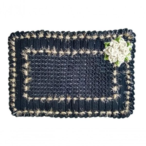 Tapete Preto Com Flor Branca De Crochê Artesanal