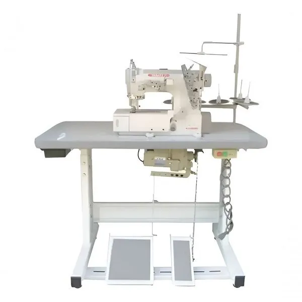 Máquina de Costura Industrial Galoneira 3 Agulhas com Mesa com Rodinhas e LED Bivolt Yamata Máquina de Costura Industrial Galoneira 3 Agulhas com Mesa e LED Bivolt Yamata